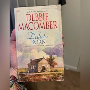 Dakota Born by Debbie Macomber - Soft cover